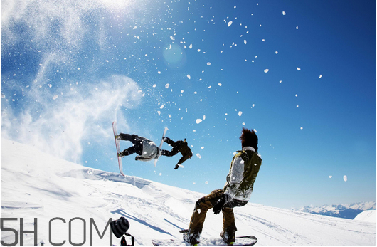 滑雪適合穿羽絨服嗎？滑雪鞋什么牌子好？