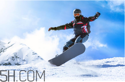 滑雪適合穿羽絨服嗎？滑雪鞋什么牌子好？