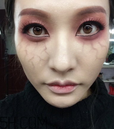 破碎娃娃妝怎么化？萬圣節(jié)破碎娃娃妝畫法教程