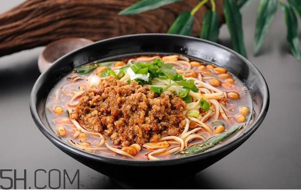 重慶小面為什么會(huì)火？重慶小面湯是怎么熬制的