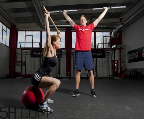 深蹲要站直嗎？深蹲蹲不下去怎么辦？