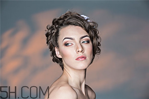 粉刺應(yīng)該去美容院挑嗎？粉刺應(yīng)該吃維生素幾？