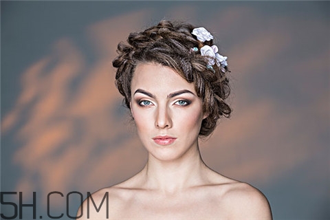 粉刺應(yīng)該去美容院挑嗎？粉刺應(yīng)該吃維生素幾？