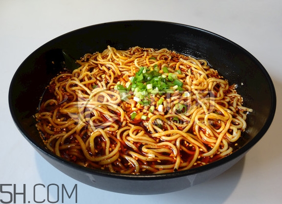 重慶小面為什么會(huì)火？重慶小面湯是怎么熬制的