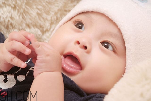 剛出生的嬰兒一個月長多少斤正常呢 剛出生的嬰兒一個月長多少斤正常呢