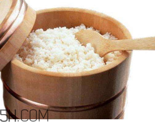 煮飯用熱水還是冷水？煮飯要放多少水