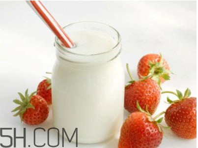 不宜喝牛奶的人群有哪些？牛奶和哪些食物相克？