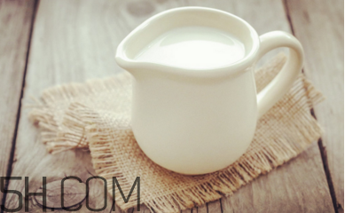 不宜喝牛奶的人群有哪些？牛奶和哪些食物相克？