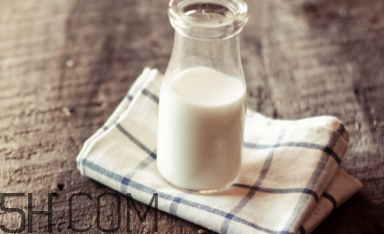 不宜喝牛奶的人群有哪些？牛奶和哪些食物相克？