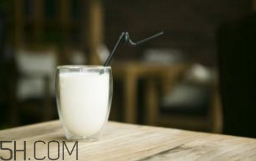 純牛奶打開(kāi)后能放多久？牛奶可以煮沸嗎？