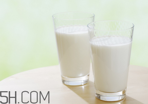 純牛奶打開(kāi)后能放多久？牛奶可以煮沸嗎？