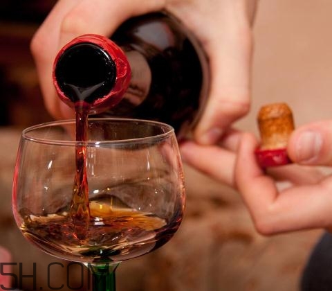 喝酒會引起尿酸偏高嗎？喝酒會引起尿毒癥嗎？