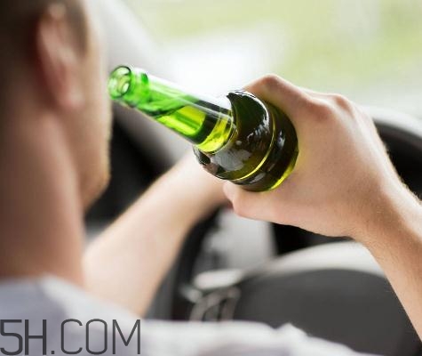 喝酒會引起痛風(fēng)嗎？喝酒會引起面癱嗎？