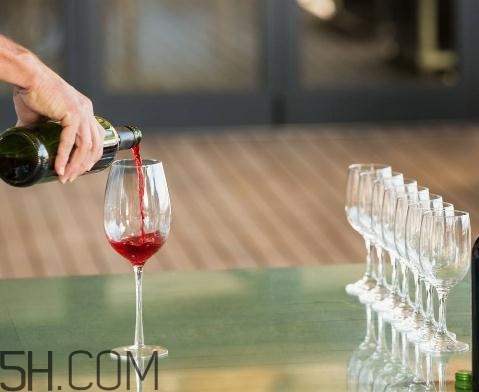 喝酒會引起痛風(fēng)嗎？喝酒會引起面癱嗎？