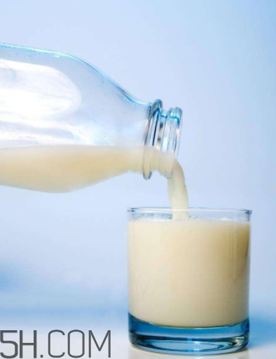 超市選購(gòu)牛奶的方法 好牛奶鑒別有訣竅 超市選購(gòu)牛奶的方法 好牛奶鑒別有訣竅