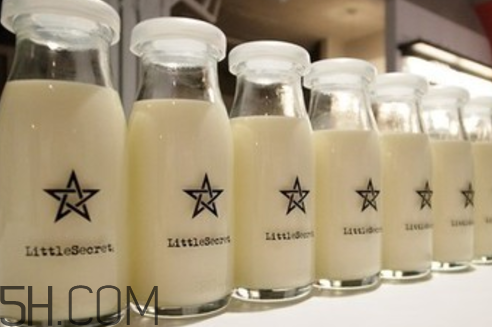 牛奶和什么一起吃最好？牛奶是全脂的好還是脫脂的好？