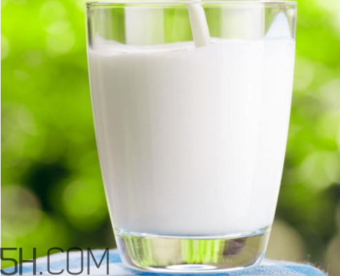 牛奶和什么一起吃最好？牛奶是全脂的好還是脫脂的好？