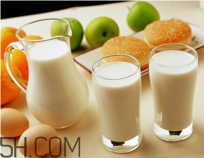 牛奶和什么水果一起吃？牛奶保質(zhì)期一般多久？