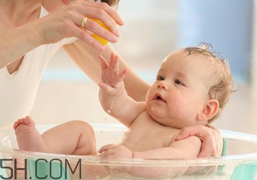 剛出生3天的寶寶奶量 寶寶出生3天吃多少奶 剛出生3天的寶寶奶量 寶寶出生3天吃多少奶