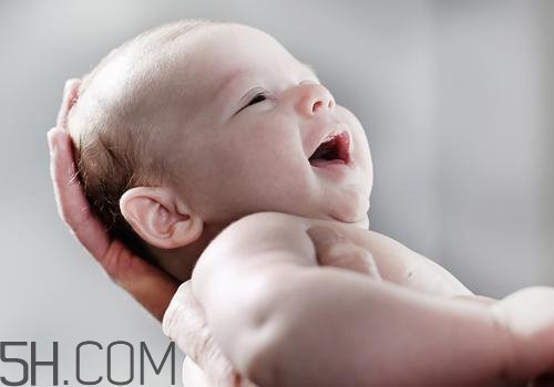 剛出生3天的寶寶奶量 寶寶出生3天吃多少奶 剛出生3天的寶寶奶量 寶寶出生3天吃多少奶