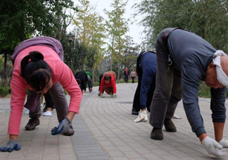 爬著走鍛煉有什么好處？爬著走能治痔瘡？