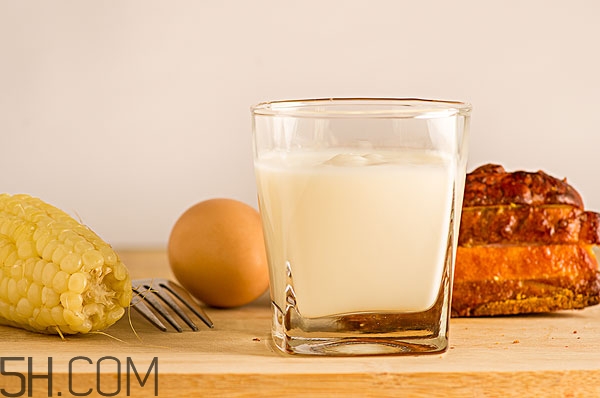 吃飯前喝酸奶還是飯后 晚上喝酸奶效果最佳 吃飯前喝酸奶還是飯后 晚上喝酸奶效果最佳