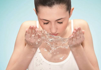 秋天洗臉用冷水還是熱水好？洗臉用毛巾好還是不用的好