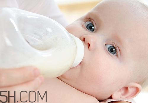 剛出生3天的寶寶奶量 寶寶出生3天吃多少奶 剛出生3天的寶寶奶量 寶寶出生3天吃多少奶