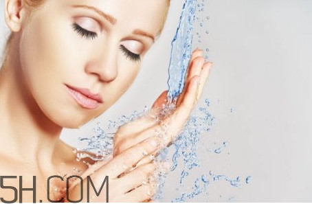 秋天洗臉用冷水還是熱水好？洗臉用毛巾好還是不用的好