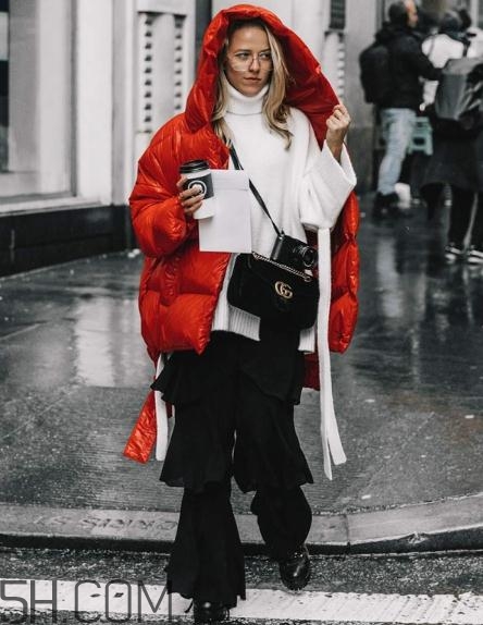 紅色羽絨服怎么搭配？紅色羽絨服搭配圖片