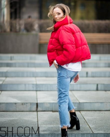 紅色羽絨服怎么搭配？紅色羽絨服搭配圖片