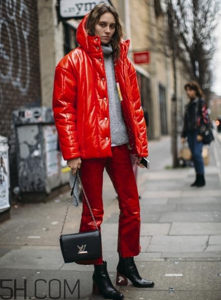 紅色羽絨服怎么搭配？紅色羽絨服搭配圖片