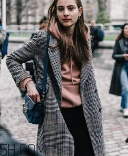 毛呢大衣皺了怎么辦？毛呢大衣愛沾毛怎么辦？