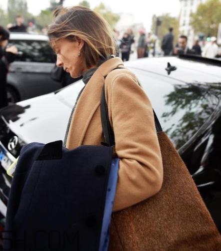 毛呢大衣皺了怎么辦？毛呢大衣愛沾毛怎么辦？