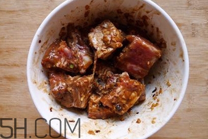 粉蒸肉五花肉怎么腌制？做粉蒸肉的肉要去皮嗎