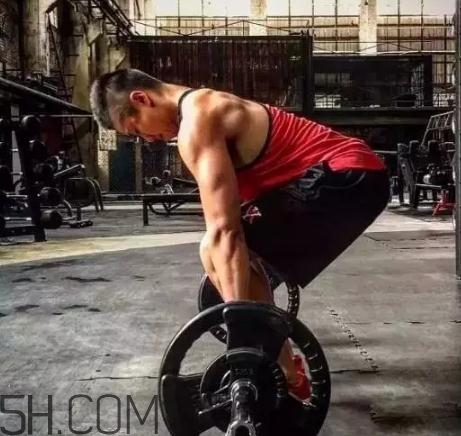 硬拉會傷腰嗎？硬拉會腰間盤突出嗎？