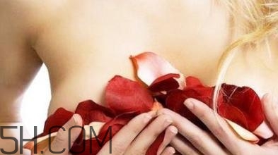 是什么因素決定了乳房大?。咳榉棵浲词窃趺椿厥?></p><center></center><p>激素</p><center></center><p>激素對(duì)于女性乳房的影響非常之大，女性乳房的發(fā)育依賴于激素的刺激。與女性乳房發(fā)育有關(guān)的激素主要是卵巢分泌的雌激素和孕激素，當(dāng)然也離不開(kāi)垂體激素的協(xié)調(diào)作用，如泌乳素、促腎上腺皮質(zhì)激素等。生長(zhǎng)激素、胰島素等也是乳腺發(fā)育不可缺少的微量激素。</p><center></center><p>雌激素促進(jìn)乳腺管和管周實(shí)質(zhì)組織的生長(zhǎng)，孕激素促進(jìn)乳腺小葉和腺泡結(jié)構(gòu)的發(fā)育。但若沒(méi)有雌激素的作用，孕激素對(duì)乳房的作用則微乎其微。泌乳素在乳腺小葉腺泡生長(zhǎng)中起著激活乳腺發(fā)育的作用，生長(zhǎng)激素能夠增強(qiáng)這種潛在能力。像是變性人以及人妖的乳房發(fā)育，也主要是依靠外源性激素的內(nèi)分泌干預(yù)，就可以讓原本是一個(gè)男性的人擁有豐滿的乳房。但是這種外源性的性激素的干預(yù)往往具有潛在風(fēng)險(xiǎn)，比如會(huì)增加乳腺癌的發(fā)病率等等，因此一定要在?？漆t(yī)生指導(dǎo)下謹(jǐn)慎應(yīng)用。</p><center></center><p>脂肪</p><center></center><p>女性乳房的大小，同男性陰莖的大小一樣，都是不能用身高來(lái)衡量的，但是它們都與胖瘦相關(guān)。因?yàn)槿榉渴怯扇橄俸椭窘M成，其中脂肪占</p><center></center><p>，這些脂肪對(duì)于維持乳房的彈性、豐滿有重要的作用。所以，對(duì)于女性，越胖，乳房也就越大，而當(dāng)一個(gè)女性開(kāi)始消瘦，那么乳房也就會(huì)隨之縮水。對(duì)于很多人夢(mèng)想中的減脂又豐胸的食物是不存在的，因?yàn)椴还苁侨榉康闹具€是腰部的脂肪，其本質(zhì)都是一樣的，食物中的促進(jìn)脂肪分解的物質(zhì)可是沒(méi)辦法分辨出來(lái)而針對(duì)性地只分解其他部位，而不分解乳房?jī)?nèi)的脂肪。</p><center></center><p>營(yíng)養(yǎng)</p><center></center><p>營(yíng)養(yǎng)對(duì)于乳房的大小也起著較重要的作用。在青春期，如果過(guò)分偏食和節(jié)食，就可能造成營(yíng)養(yǎng)不足、脂肪過(guò)少，身體沒(méi)有可利用的營(yíng)養(yǎng)成分，乳房很容易發(fā)育不良。同樣，吃糖類、脂肪、蛋白質(zhì)多的少女的乳房發(fā)育會(huì)豐滿一些，這也說(shuō)明乳房的發(fā)育與飲食營(yíng)養(yǎng)有著密切的關(guān)系。</p><center></center><p>即使是成年后，營(yíng)養(yǎng)也左右著乳房的大小。一個(gè)人比較瘦的，乳房相對(duì)就小，如果這個(gè)人增加營(yíng)養(yǎng)后，乳房就會(huì)增大，這個(gè)時(shí)候，乳房?jī)?nèi)容物的增加主要是以脂肪增加為主的，如果一個(gè)身材勻稱的人，最近營(yíng)養(yǎng)不良，會(huì)導(dǎo)致人體脂肪進(jìn)一步分解，這樣胸部的脂肪層也跟著變薄了，乳房就顯得變小了。所以，平衡膳食的建立和正確的膳食內(nèi)容，是乳房健美的基本保證。</p><center></center><p>運(yùn)動(dòng)</p><p style=