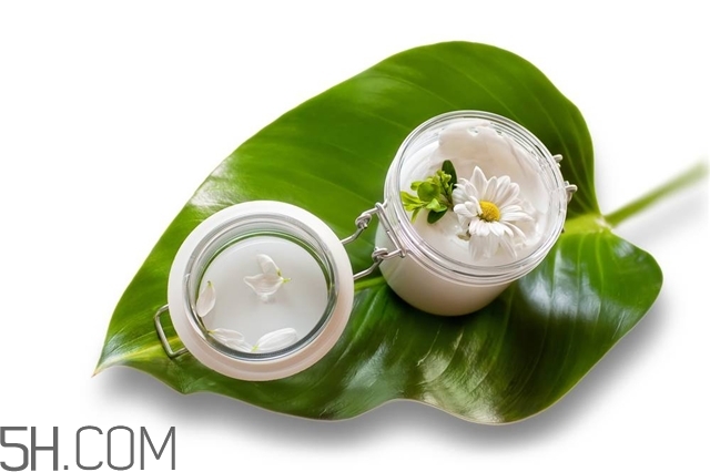 護手霜和潤膚乳的區(qū)別 潤膚乳可以當(dāng)護手霜嗎 護手霜和潤膚乳的區(qū)別 潤膚乳可以當(dāng)護手霜嗎