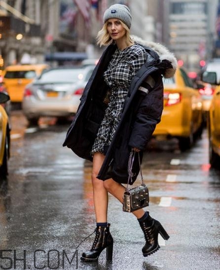 羽絨服搭配什么裙子好看？羽絨服搭配裙子圖片