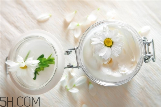 護手霜和潤膚乳的區(qū)別 潤膚乳可以當(dāng)護手霜嗎 護手霜和潤膚乳的區(qū)別 潤膚乳可以當(dāng)護手霜嗎