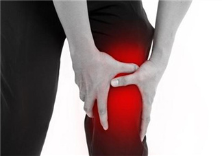 關(guān)節(jié)炎積液什么癥狀？關(guān)節(jié)炎積水怎么治療？