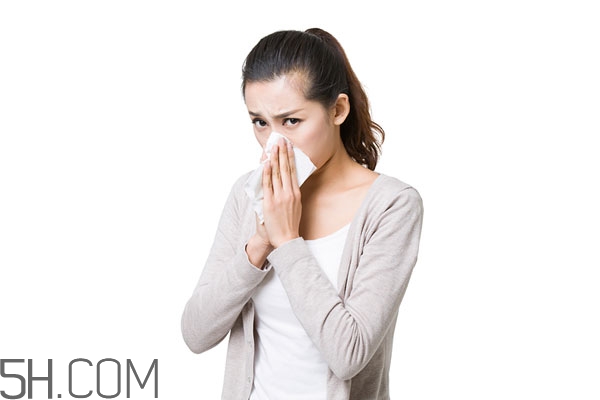 晚上睡覺鼻子不通氣是什么原因?qū)е碌? alt=