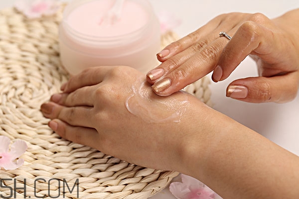擦護手霜手會變嫩嗎 怎樣擦護手霜手會變嫩 擦護手霜手會變嫩嗎 怎樣擦護手霜手會變嫩