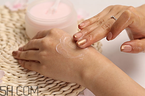 擦護手霜手會變嫩嗎 怎樣擦護手霜手會變嫩 擦護手霜手會變嫩嗎 怎樣擦護手霜手會變嫩