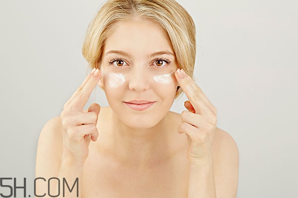 護(hù)手霜可以當(dāng)身體乳嗎 身體乳能當(dāng)護(hù)手霜用嗎 護(hù)手霜可以當(dāng)身體乳嗎 身體乳能當(dāng)護(hù)手霜用嗎