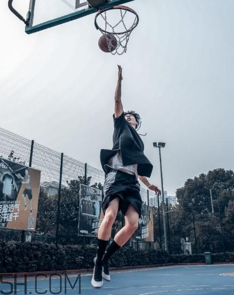 under armour curry 4黑白配色上腳效果怎么樣？