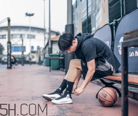 under armour curry 4黑白配色上腳效果怎么樣？