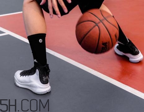 under armour curry 4黑白配色上腳效果怎么樣？