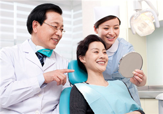 胃潰瘍會引起后背疼嗎？胃潰瘍會死嗎？