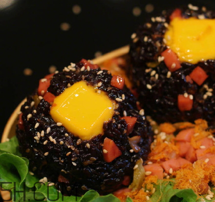 咸蛋黃流心飯團(tuán)怎么做 咸蛋黃流心飯團(tuán)的做法 咸蛋黃流心飯團(tuán)怎么做 咸蛋黃流心飯團(tuán)的做法